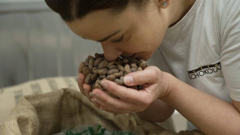 Der intensive Duft der Kakaobohnen gehört für Chocolatiers zur Qualitätsprüfung dazu. Die Reportage begleitet die Bohnen auf ihrem langen Weg vom Ursprung bis zur fertigen Schokolade in Europas Manufakturen. – Bild: WELT