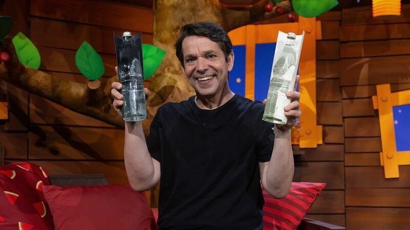 Juri zeigt, dass sich manche Farben in der Sonne schneller aufheizen wie andere. – Bild: KiKA