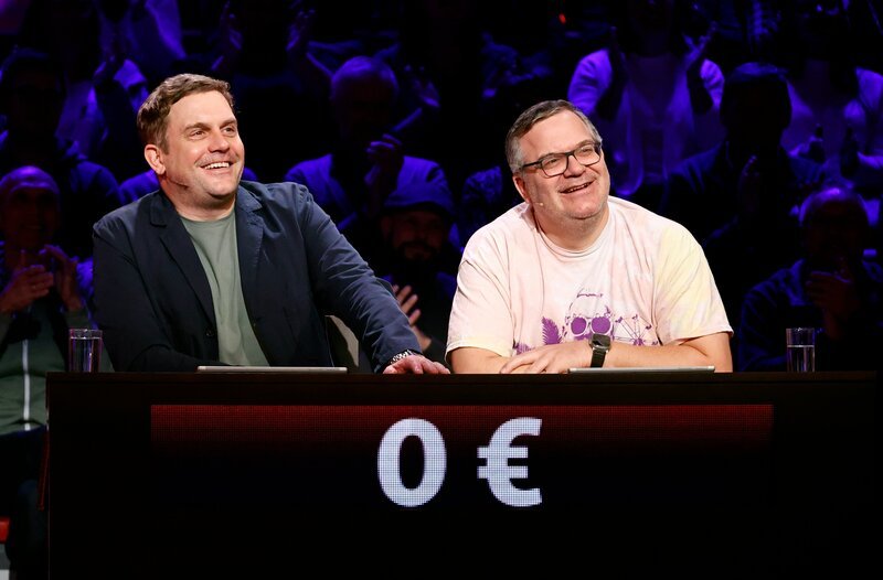 Rateteam-Kapitän Elton (l.) mit Schauspieler Sebastian Bezzel (l.). – Bild: ARD/​Morris Mac Matzen