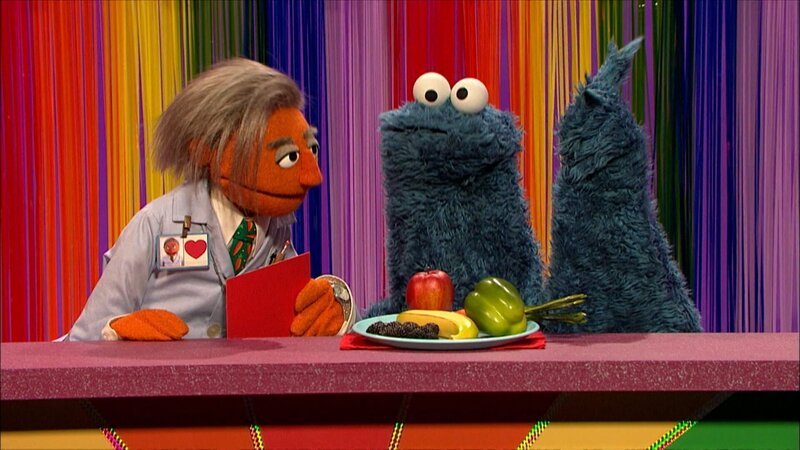 Krümelmonster spielt in Dr. Gockels Show das Farben-Essen-Spiel – mit vollem Einsatz. – Bild: NDR/​Sesame Workshop