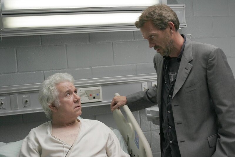 Dr. Gregory House (Hugh Laurie, r.) hat Gabriel (John Laroquette, l.) nach zehn Jahren aus dem Koma geholt, um mehr über die Geschichte der Familie erfahren zu können. – Bild: Fox Broadcasting Co.