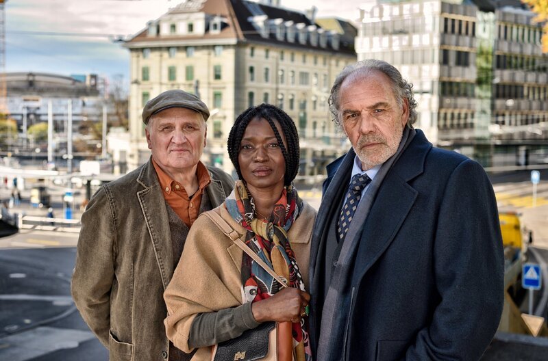 Borchert (Christian Kohlund, re.) und sein Fahrer Bürki (Andrea Zogg) kümmern sich um Malia Baluba (Sheri Hagen) …. – Bild: ARD Degeto/​Patrick Pfeiffer