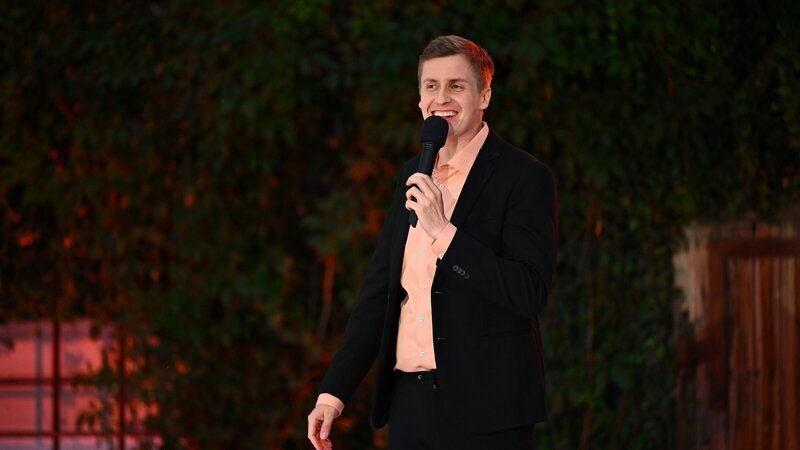 Sommer macht lustig: Stand-up-Comedian und Moderator Till Reiners freut sich auf seine Gäste beim „ZDF Comedy Sommer“. – Bild: ZDF