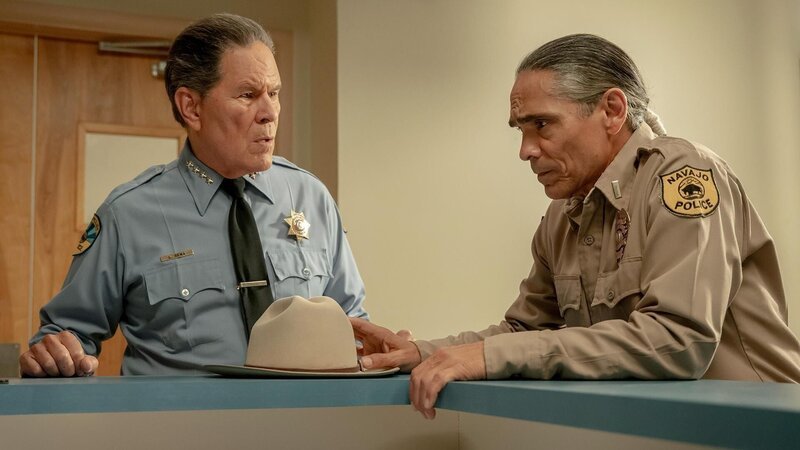 Gordo Sena (A. Martinez, l.) und Lt. Joe Leaphorn (Zahn McClarnon) – Bild: RTL