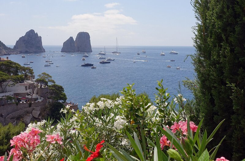 Capri mit den Faraglioni: Die Kalksteinfelsen sind neben der Blauen Grotte die Wahrzeichen der Insel im Golf von Neapel. – Bild: Berlin Producers Media/​André Zschocke