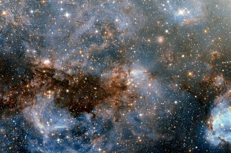 NASA-Astrophysikerin Michelle Thaller und die Physikerin Saskia Grunau spielen mit sogenannten Wurmlöchern und kosmischen Strings Möglichkeiten durch, die eine Zeitreise theoretisch erlauben würden. – Bild: Imago
