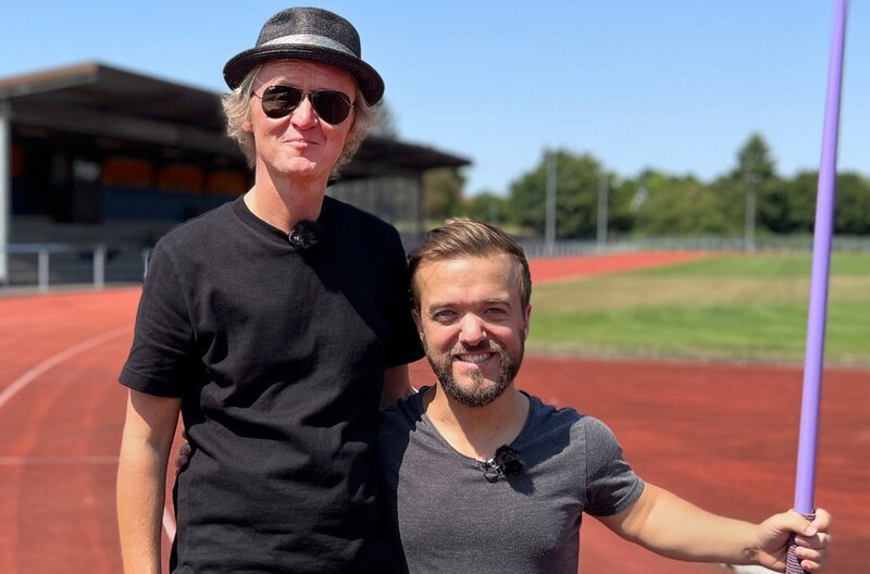 Normalerweise rennt Pierre M. Krause in den Panic Room, wenn das Wort „Sport“ auch nur in den Mund genommen wird. Es spricht viel für den heutigen Gast, Mathias Mester (r.), dass er das dieses Mal nicht macht. – Bild: SWR Presse/​Bildkommunikation, Baden-Baden