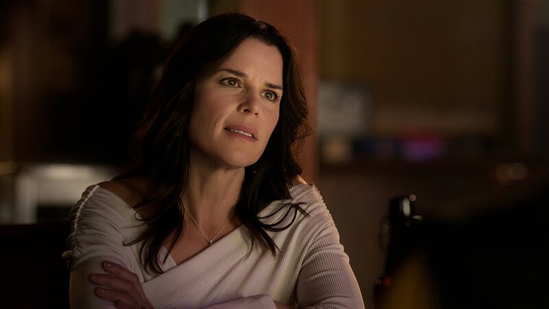 Raven (Neve Campbell) hat einen Auftrag für Joe: Die Belohnung ist verlockend – der Einsatz tödlich. – Bild: ZDF und Screengrab