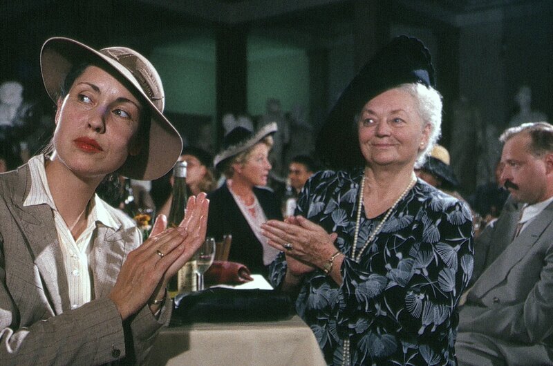 Von links: Sara Soleder (Gisela Freudenberg) und Oma Soleder (Franziska Stömmer). – Bild: BR/​Tellux-Film GmbH