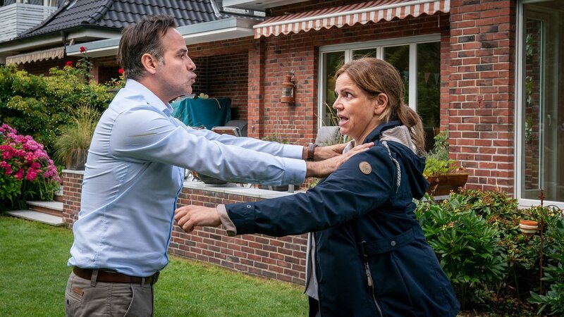 Barbara Weigand (Rebecca Immanuel) wirft ihrem Nachbarn Sascha Riss (Beat Marti) vor, dass er ihren geliebten Hund vergiftet hat. – Bild: Boris Laewen /​ ZDF