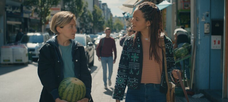 Ellen (Jade Olieberg, r.) schöpft Hoffnung. Es mehren sich die Anzeichen, dass Zwo (Evelien Bosmans, l.) tatsächlich schwanger sein könnte und sich ihr Traum vom Kind erfüllt. – Bild: VRT, Les Gens and Gardner & Do /​ ZDF