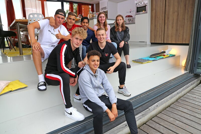 Jeppe, Luke, Mark, Ruben und Alex entschließen sich, ein Toleranz-Projekt, das sich gegen Rassismus und Ausgrenzung wendet, zu unterstützen. Gemeinsam mit den Organisatoren überlegen sie, was sie tun könnten. – Bild: KiKA/​Wessel de Groot