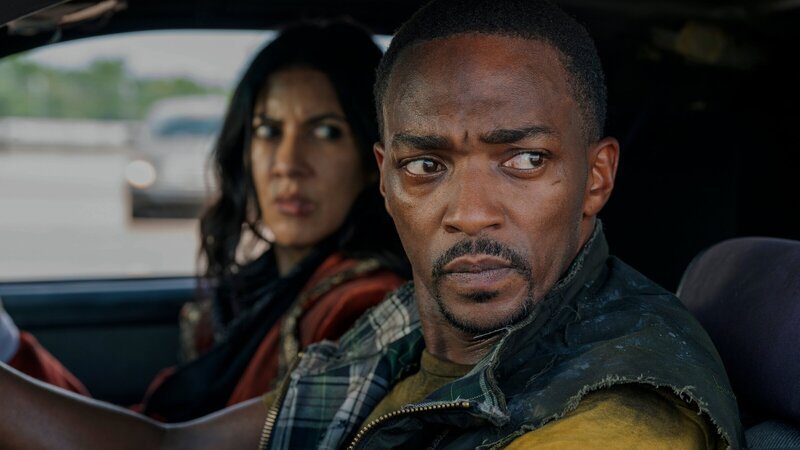John (Anthony Mackie) und Quiet (Stephanie Beatriz) setzen ihre Fahrt nach San Francisco fort – doch Agent Stone lauert bereits mit neuen Hindernissen. – Bild: ZDF