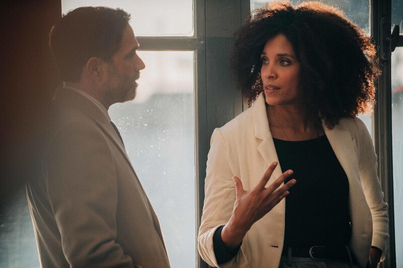 Stefano (Fausto Sciarappa) beichtet Sylvie (Stéfi Celma), dass er sie liebt. – Bild: Fremantle Distribution