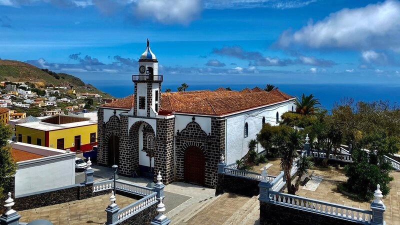 Valverde ist die Hauptstadt von El Hierro – die einzige der Kanaren, die nicht direkt am Meer liegt. – Bild: SRF/​NDR/​nonfictionplanet/​Till Lehman