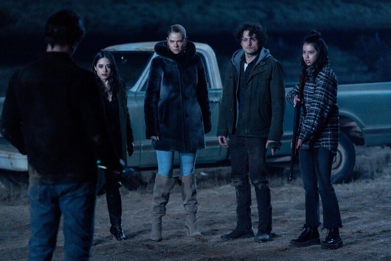 (v.l.n.r.) Liz Ortecho (Jeanine Mason); Isobel Evans (Lily Cowles); Michael Guerin (Michael Vlamis); Rosa Ortecho (Amber Midthunder) – Bild: The CW Network, LLC.