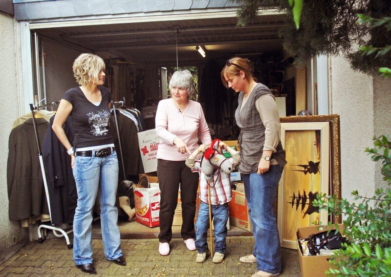 Marianne (Mitte) und ihre Töchter Kerstin und Kathrin müssen sich von vielen Dingen trennen, auch wenn es schwer fällt. – Bild: RTL II