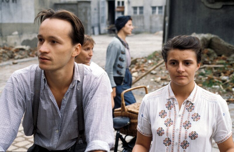 Maxi Grandauer (Thomas Darchinger) und Hildegard (Patrizia Schwöbel). – Bild: BR/​Tellux-Film GmbH