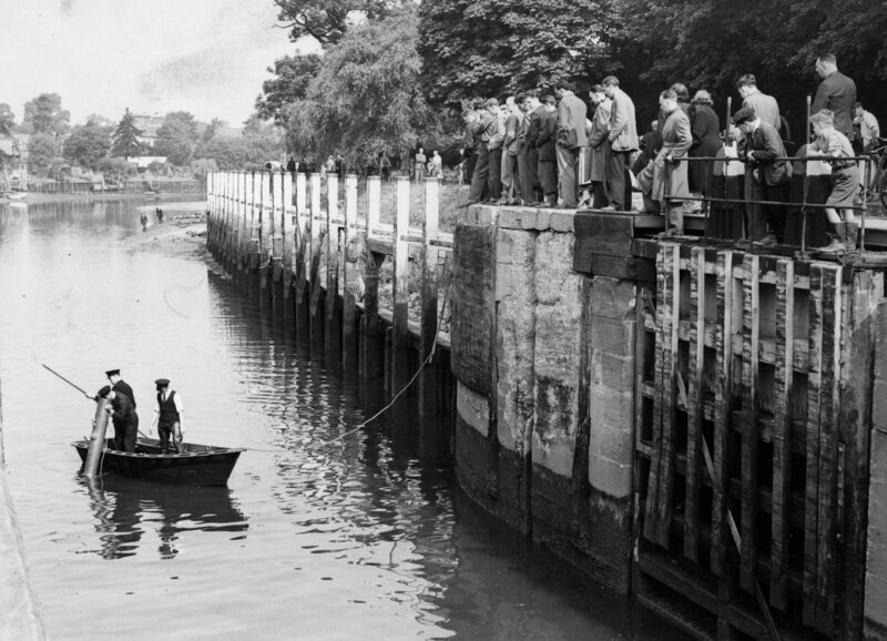 Police searching the river Thames at Teddington Lock with a telescopic ‚water glasses‘ for clues relating to the murder of two teenagers Christine Reed and Barbara Songhurst. – Bild: RTL