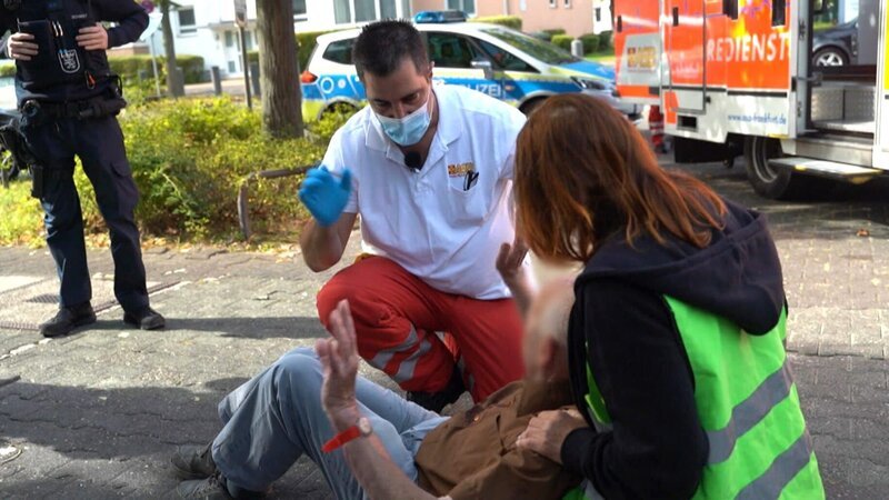Notfallsanitäter Chris Grüne kümmert sich um einen älteren Herrn, der gestürzt ist – Bild: RTLZWEI
