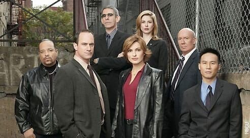 L-R: Odafin „Fin“ Tutuola (Ice-T), Det. Elliot Stabler (Christopher Meloni), Det. John Munch (Richard Belzer), Det. Olivia Benson (Mariska Hargitay), A.D.A. Casey Novak (Diane Neal), Capt. Donald Cragen (Dann Florek) und Dr. George Huang (B.D. Wong) – Bild: Plurimedia