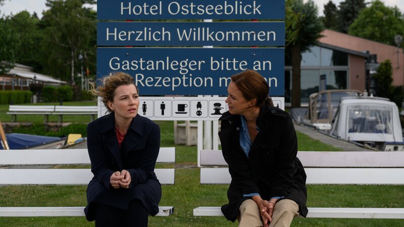 Auch die Tochter von Thomas Schlosser und ihr Ehemann geraten in das Visier von Ermittlerin Karoline Joost (Nike Fuhrmann, r.). Denn Sara Huber (Antonia Bill, l.) war lange mit dem toten Pfleger zusammen, der mittlerweile eine neue Freundin hat. Ist Eifersucht das Motiv? – Bild: ZDF /​ Meyerbroeker