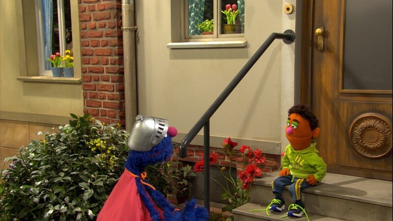 Offene Schuhschleifen? Kein Problem für Supergerobi! – Bild: NDR/​Sesame Workshop