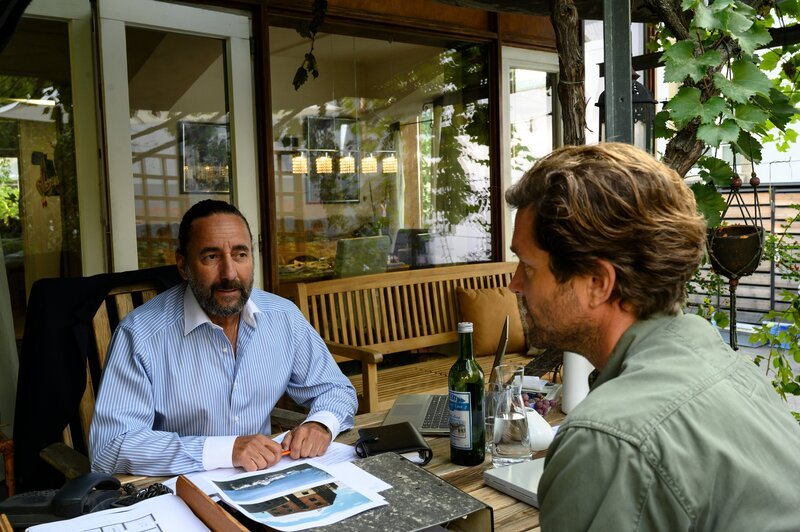 Was hat es mit dem Immobilienrenten-Modell auf sich, welches der Makler Hans-Georg Mahler (Dieter Landuris, l.) einer Opernsängerin vermittelt hat und ist der Deal sauber von statten gegangen? SOKO-Kommissar Jo Stoll (Peter Ketnath, r.) will es ganz genau wissen – die Opernsängerin wurde nämlich ermordet in ihrem Pool aufgefunden. – Bild: ZDF/​Markus Fenchel