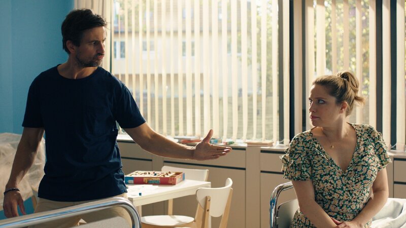 Paul Ash (Tom Beck), Micki Busch (Caroline Frier) – Bild: TVNOW /​ UFA Fiction