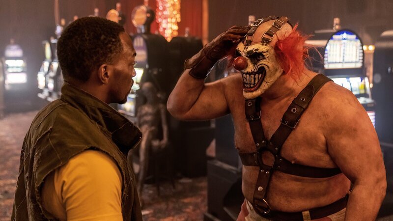 John (Anthony Mackie, l.) sitzt im Casino fest – gezwungen, Sweet Tooth (Joe Seanoa, r.) Wahnsinns-Show mit anzusehen. – Bild: ZDF