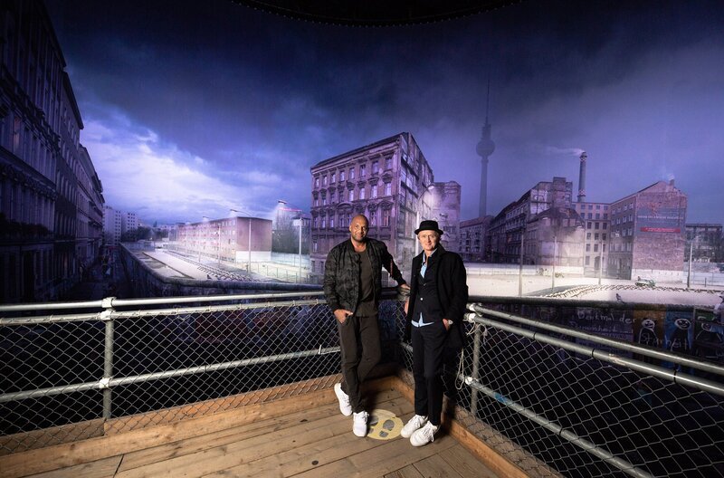 Detlef Soost und Pierre M. Krause in der Berliner Ausstellung „Die Mauer“. – Bild: SWR