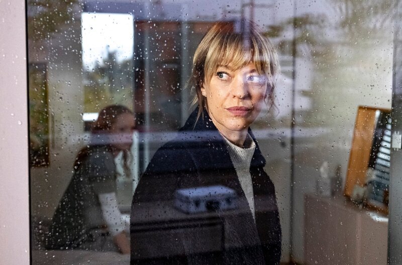 Julia Ritters Kater wurde getötet. Leider kann Ellen Berlinger vom Täter keine Spur mehr entdecken. – Bild: SWR/​Peter Porst