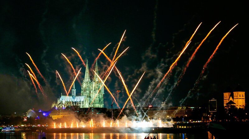 Die Kölner Lichter sind das größte musiksynchrone Höhenfeuerwerk Europas. Motto: „Die magische Schule des Feuerwerks“. Stimmung am Rheinufer, das traditionelle Ruderrennen, live auf die MS Ruhr zu Cheffeuerwerker Georg Alef und Übertragung der 21. Kölner Lichter. – Bild: WDR/​Fulvio Zanettini