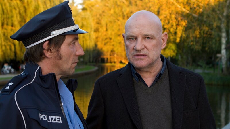 Oberinspektor Fichte (Thorsten Merten, li.) berichtet Kommissar Krüger (Christian Redl, re.) von seiner Recherche im Verwaltungsgericht. – Bild: 3sat