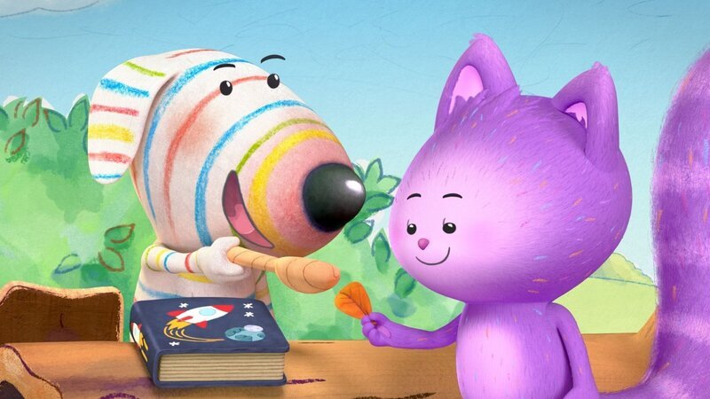 Dylan (l.) spielt einen Bibliotheksmitarbeiter. Mit einem Holzstab tut er spielerisch so, als würde er die Büchereikarte seiner Freundin Daisy (r.) scannen. – Bild: ZDF