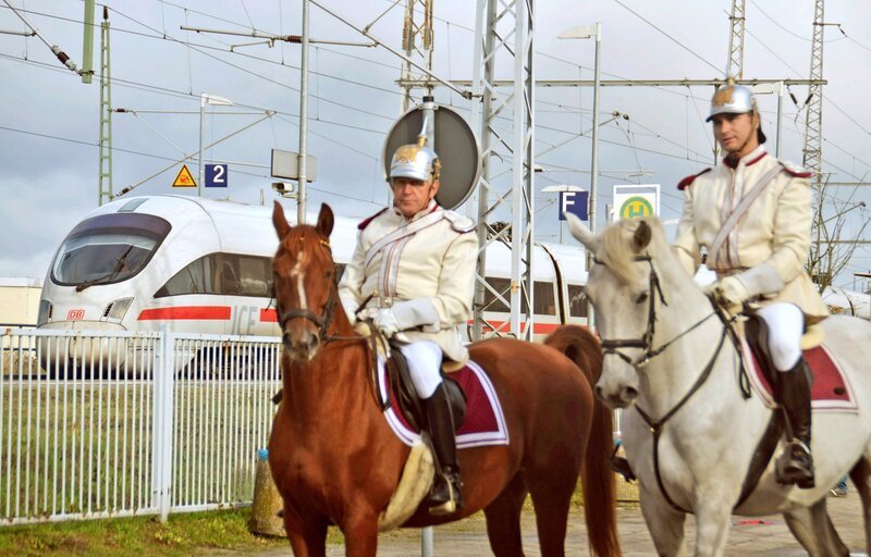 Vergangenheit und Gegenwart treffen auf diesem Bild aufeinander. Die Kürrasiere der preußischen Armee des 19. Jahrhunderts. – Bild: SWR
