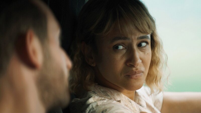 Ihre Gefühle für einen Kollegen haben schwerwiegende Folgen: Léonie Simaga als Maddie – Bild: SRF/​Alva Film/​RTS