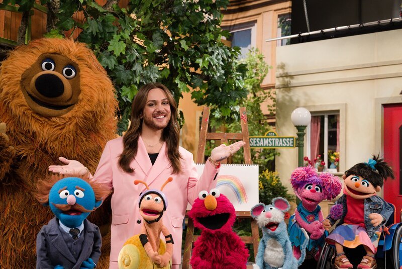 Samson, der Blaue, Riccardo Simonetti, Finchen, Elmo, Maus, Abby und Elin singen „Du bist gut so wie Du bist, es ist die Welt die noch von gestern ist“. – Bild: NDR/​Sesame Workshop