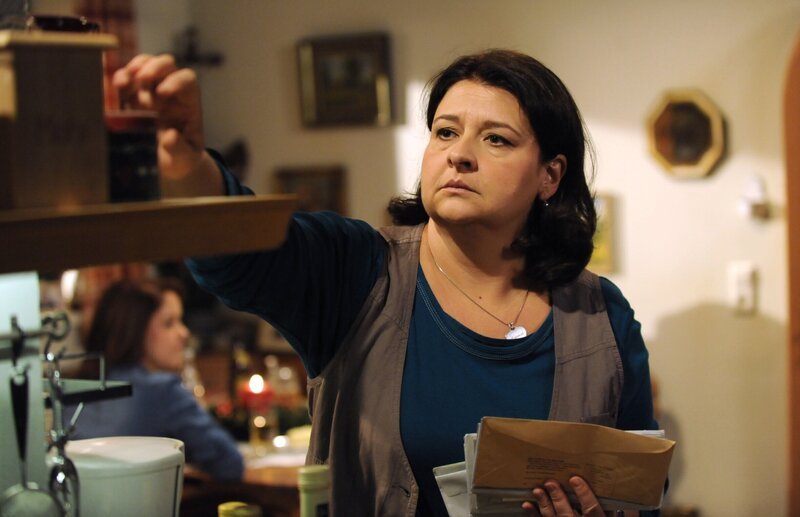 Moni (Christine Reimer) ist verzweifelt auf der Suche nach ihrer Heiratsurkunde. – Bild: BR/​Marco Orlando Pichler