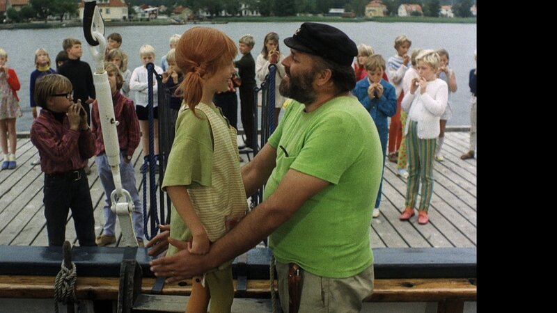 Kapitän Efraim Langstrumpf (Beppe Wolgers) heißt Pippi (Inger Nilsson) an Bord der Hoppetosse herzlich willkommen. – Bild: ZDF