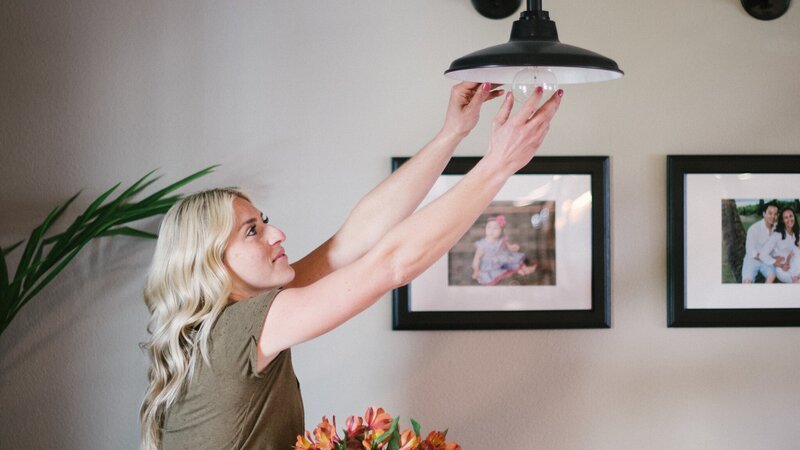 Light fixtures are so important, even when they are so simple. The final step is for Jasmine (Host) to install the bulbs in these industrial fixtures. – Bild: Scripps Networks, LLC. All Rights Reserved.