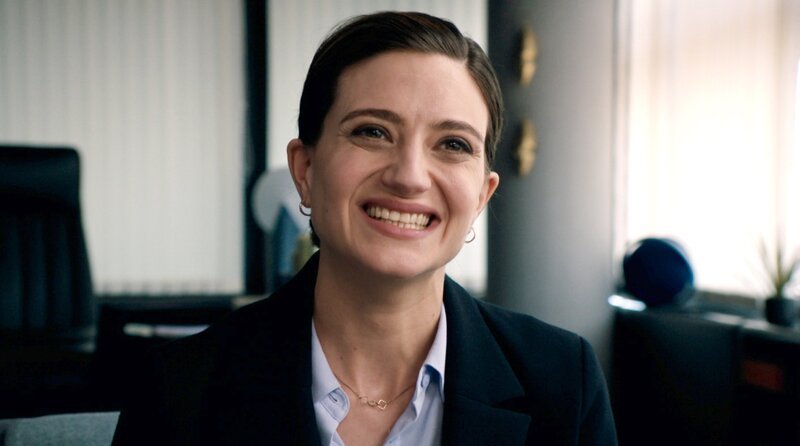 Valentine (Georgia Scalliet) versucht in einem Gespräch mit Rose Informationen über den Aufenthaltsort von Samy herauszufinden. – Bild: WDR/​Cinétévé/​Studio Hamburg Serienwerft