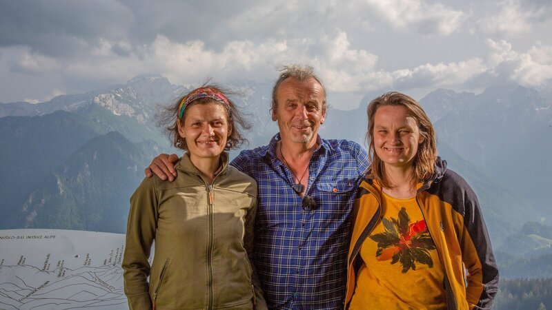 Protagonist*nnen Vida Matk, Zdravko Haderlap und Marika Balode vor dem Logar Tal (Slowenien). – Bild: 3sat