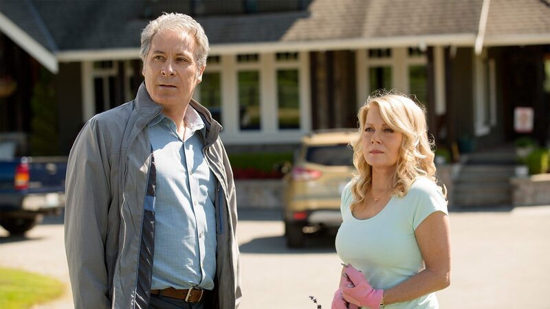 Garwin Sanford als Colin McFadden und Barbara Niven als Peggy Beldon – Bild: AXN White