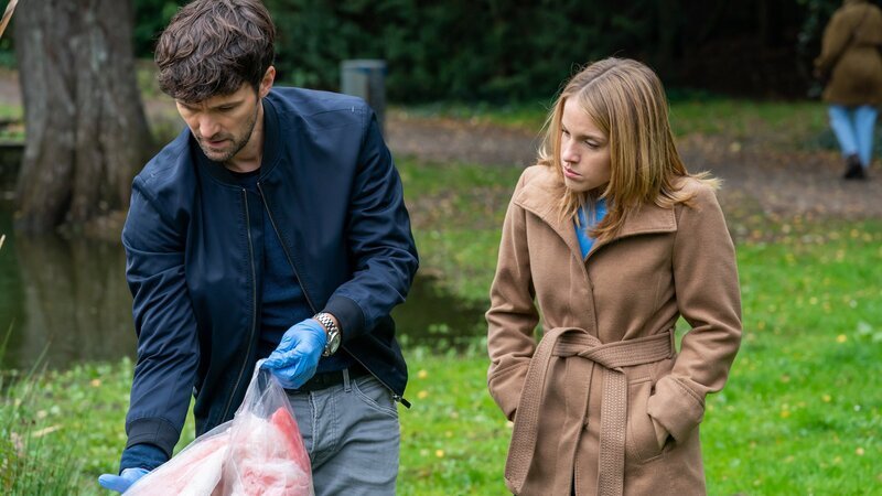 Aljonas blutiger Schleier wurde im Park gefunden. Alex (Aleksandar Radenkovic) und Jessica (Paula Kalenberg) sichern ihn für die Kriminaltechnik. – Bild: ZDF