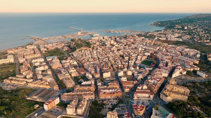 Dénia an der Costa Blanca ist nicht nur ein beliebtes Ferienziel, sondern wurde nach dem zweiten Weltkrieg auch zum Hotspot für Rechte und Altnazis. Viele kamen als Pioniere der Tourismusindustrie zu Ansehen und Wohlstand und führten hier weitgehend unbehelligt ein oft bizarres Eigenleben. – Bild: HR/Miramar Film/Paul Pflüger Dénia an der Costa Blanca ist nicht nur ein beliebtes Ferienziel, sondern wurde nach dem zweiten Weltkrieg auch zum Hotspot für Rechte und Altnazis. Viele kamen als Pioniere der Tourismusindustrie zu Ansehen und Wohlstand und führten hier weitgehend unbehelligt ein oft bizarres Eigenleben. – Bild: HR/Miramar Film/Paul Pflüger