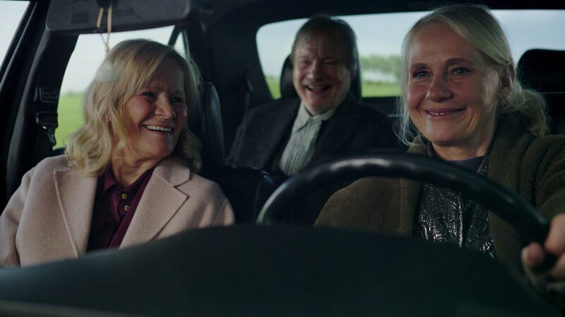 Ludwig (Michael Wittenborn, M.) muss sich an Silvia (Alexandra von Schwerin, r.), die neue Freundin seiner Noch-Frau Maria (Claudia Rieschel, l.), erstmal gewöhnen. – Bild: Brendan Uffelmann /​ ZDF