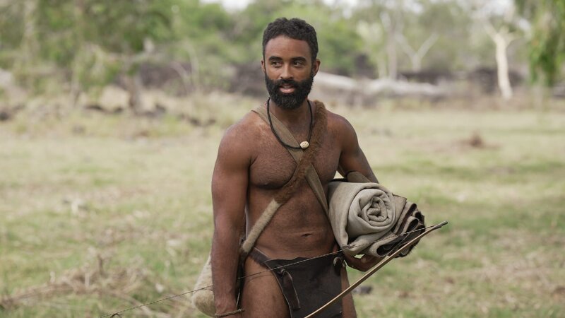 Max holding his camp tools and bow after reading rules to challenge – Bild: Warner Bros. Discovery