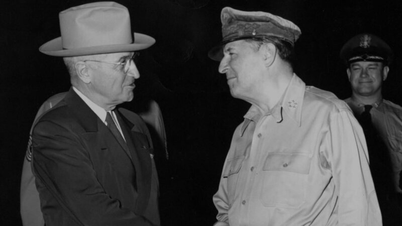 US-Präsident Harry S. Truman schüttelt General Douglas MacArthur die Hand. – Bild: RTL