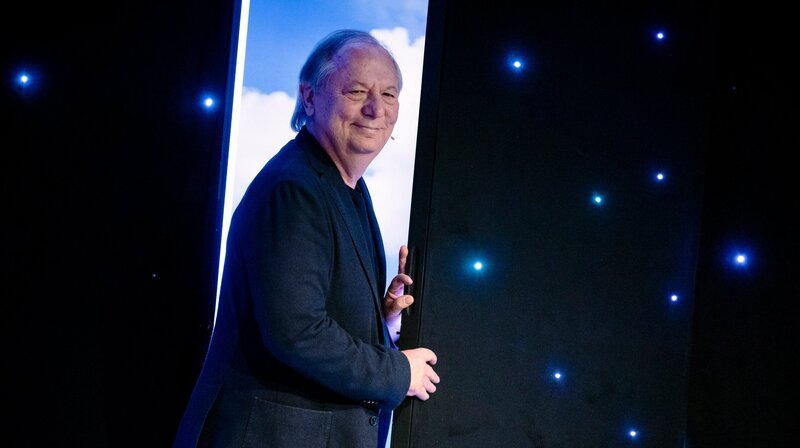 WILFRIED SCHMICKLER – DAS ALLERBESTE AUS 6 SOLOPROGRAMMEN. Wilfried Schmickler steht seit fast 40 Jahren für exquisites politisches Kabarett. – Bild: WDR/​Ben Knabe